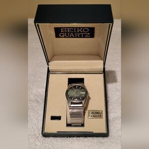 VTG Seiko quartz men's watch in box!!